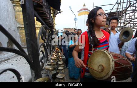 Kathmandu, Nepal. 15. August 2015. Menschen aus der Newar Gemeinschaft spielen traditionelle Musik während des Festivals Gunla Parva bei Swayambhunath, Kathmandu, Nepal, 15. August 2015. Bildnachweis: Sunil Sharma/Xinhua/Alamy Live-Nachrichten Stockfoto