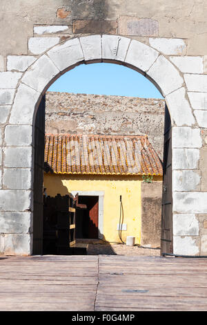 Restaurierten Innenhof Entranceat Castro Marim, eine mittelalterliche Burg, eine Festung während der portugiesischen Reconquista, Algarve, Portugal Stockfoto