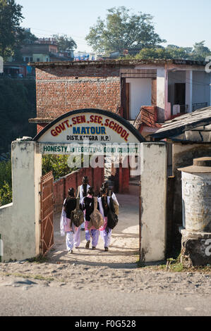 Himachal Pradesh, Indien. Regierung Senior Secondary School, Matour zwischen Dharamsala und Shimla. Stockfoto