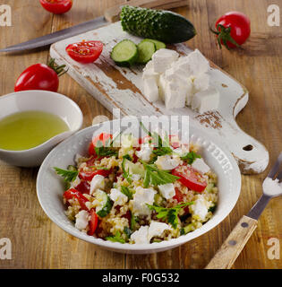 Gluten freie Salat mit Fetakäse auf Holztisch. Selektiven Fokus Stockfoto