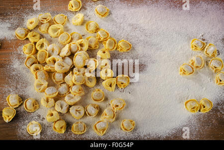 Frisch gemacht Ravioli auf einem hölzernen Hintergrund. Ansicht von oben Stockfoto