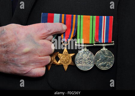 Hayfield, High Peak, Derbyshire, UK. 15 Aug zeigt 2015.WWII Veteran und Präsident von Hayfield Royal British Legion Albert Knowles seine Medaillen des Service, einschließlich ein Birma-Stern, an einen Dankgottesdienst anlässlich des 70. Jahrestags des VJ Day. Albert wird am 25. August 2015 seinen 100. Geburtstag feiern. Die Fernost-Veteran serviert in Birma, Malaya, Indien und Singapur, zuletzt Kontrolle alle Versand-und Hafen von Singapur aus zu helfen. Er wurde Präsident des Zweiges Hayfield 1950 und ist vermutlich der dienstälteste Zweigpräsident in Großbritannien. Bildnachweis: Deborah Vernon/Alamy Live Stockfoto