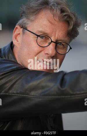 Porträt von reifer Mann tragen schwarze Lederjacke und Gläser, Nahaufnahme Stockfoto