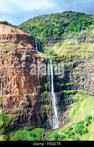 Ein Wasserfall im Inneren des Waimea Canyon, fotografiert aus einem Hubschrauber Kauai Hawaii. Stockfoto