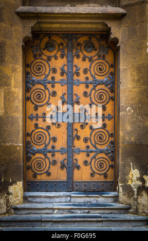 Tür der Kathedrale in Zagreb, Kroatien Stockfoto