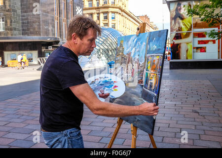 Glasgow, Schottland. 15. August 2015. Fast 150 Künstler kamen nach Glasgow mit dem Ziel, eine Malerei, die Erfassung der Geist von Glasgow City, in 1 Tag fertig zu machen an den "Schnellen Maler" Kunstwettbewerb teilnehmen. Der Künstler zog eine Menge von Neugier und Interesse von Touristen und Einheimischen, wenn sie an verschiedenen Standorten über die Stadt eingerichtet. Die fertigen Werke gehen auf Ausstellung am Sonntag 16. August in der Royal Concert Hall, Sauchiehall Street, Glasgow, wenn viele der Gemälde zum Verkauf werden. Bildnachweis: Findlay/Alamy Live-Nachrichten Stockfoto