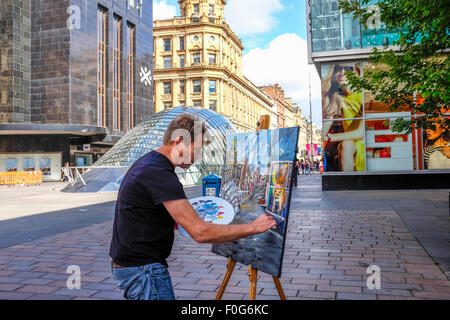 Glasgow, Schottland. 15. August 2015. Fast 150 Künstler kamen nach Glasgow mit dem Ziel, eine Malerei, die Erfassung der Geist von Glasgow City, in 1 Tag fertig zu machen an den "Schnellen Maler" Kunstwettbewerb teilnehmen. Der Künstler zog eine Menge von Neugier und Interesse von Touristen und Einheimischen, wenn sie an verschiedenen Standorten über die Stadt eingerichtet. Die fertigen Werke gehen auf Ausstellung am Sonntag 16. August in der Royal Concert Hall, Sauchiehall Street, Glasgow, wenn viele der Gemälde zum Verkauf werden. Bildnachweis: Findlay/Alamy Live-Nachrichten Stockfoto