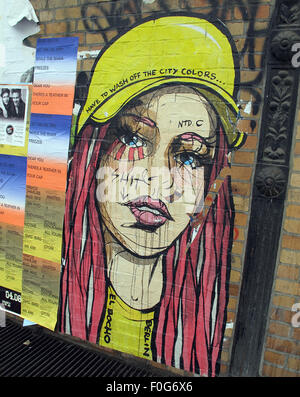 Mädchen Grafitti auf eine Berliner Mauer, Straßenkunst, Deutschland, haben die Stadtfarben abwaschen Stockfoto