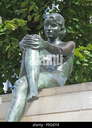 Drei Mädchen und ein Junge von Wilfried Fitzenreiter - Statue durch die Spree entlang, Moabit, Berlin, Deutschland, liegend Stockfoto