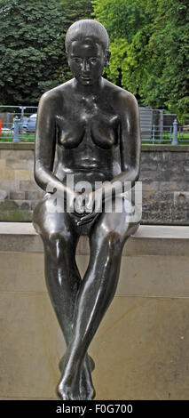 Drei Mädchen und ein Junge von Wilfried Fitzenreiter - Statue durch die Spree entlang, Moabit, Berlin, Deutschland, Frontalansicht Stockfoto