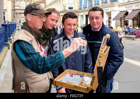 Glasgow, Schottland. 15. August 2015. Fast 150 Künstler kamen nach Glasgow mit dem Ziel, eine Malerei, die Erfassung der Geist von Glasgow City, in 1 Tag fertig zu machen an den "Schnellen Maler" Kunstwettbewerb teilnehmen. Der Künstler zog eine Menge von Neugier und Interesse von Touristen und Einheimischen, wenn sie an verschiedenen Standorten über die Stadt eingerichtet. Die fertigen Werke gehen auf Ausstellung am Sonntag 16. August in der Royal Concert Hall, Sauchiehall Street, Glasgow, wenn viele der Gemälde zum Verkauf werden. Bildnachweis: Findlay/Alamy Live-Nachrichten Stockfoto