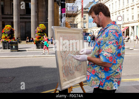 Glasgow, Schottland. 15. August 2015. Fast 150 Künstler kamen nach Glasgow mit dem Ziel, eine Malerei, die Erfassung der Geist von Glasgow City, in 1 Tag fertig zu machen an den "Schnellen Maler" Kunstwettbewerb teilnehmen. Der Künstler zog eine Menge von Neugier und Interesse von Touristen und Einheimischen, wenn sie an verschiedenen Standorten über die Stadt eingerichtet. Die fertigen Werke gehen auf Ausstellung am Sonntag 16. August in der Royal Concert Hall, Sauchiehall Street, Glasgow, wenn viele der Gemälde zum Verkauf werden. Bildnachweis: Findlay/Alamy Live-Nachrichten Stockfoto