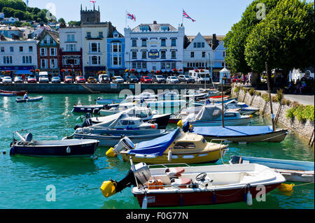 Boote und Gebäude an der Uferpromenade in Dartmouth, Devon Stockfoto