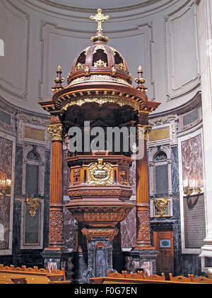 Kanzel im Berliner Dom Kanzel c1905, Deutschland; Holz und gold-Design mit Kruzifix. Stockfoto