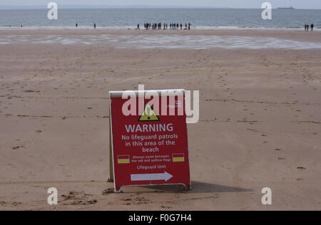 Warnschild am Strand Stockfoto