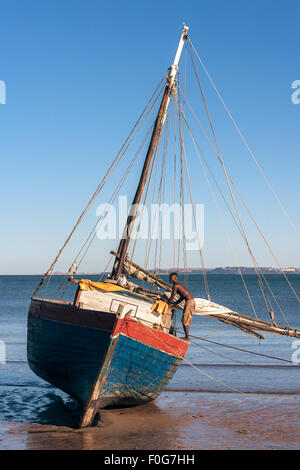 Madagassische Bootsmann und seinem Schoner gestrandet bei Ebbe in der Nähe von Analalava, westlich von Madagaskar Stockfoto