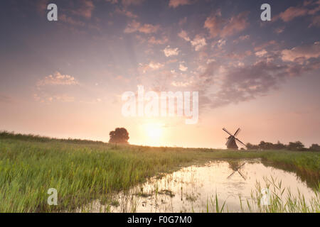 schöne Windmühle am Sommer Sonnenaufgang, Holland Stockfoto
