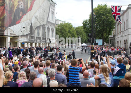 Westminster, London, UK. 15. August 2015. Große Menschenmengen Uhr die Veteranen Whitehall während der VJ70-Feierlichkeiten in London Credit März: Amer Ghazzal/Alamy Live-Nachrichten Stockfoto