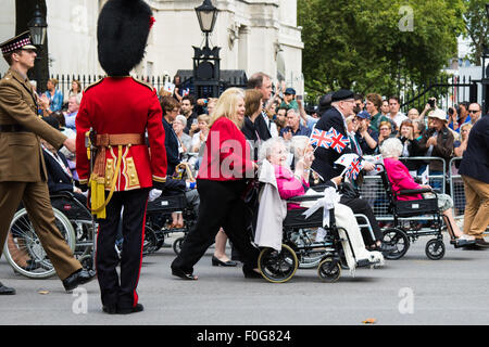 Whitehall, London, 15. August 2015. Als Großbritannien den 70. Jahrestag des Sieges gegen Japan im zweiten Weltkrieg markiert, die parade Hunderte von Veteranen aus der Kampagne in Südost-Asien entlang Whitehall, vorbei an der Kenotaph. Bildnachweis: Paul Davey/Alamy Live-Nachrichten Stockfoto