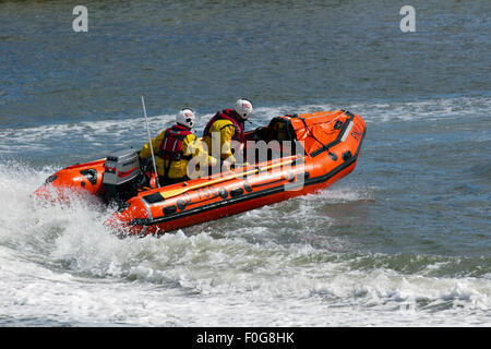 Arbroath, Angus, Schottland, Großbritannien. 15. August 2015. D759 Rib Boot der RNLI Rettungsschwimmer an Arbroath Meer Fest verwendet in Aktion Gegründet im Jahr 1997, den Atlantik 75 ist ein Teil der B-Klasse der Rettungsboote, die die Küsten des Vereinigten Königreichs als Teil der RNLI Küstenfischereiflotte dienen. Um die Mitte der 60er Jahre einen wachsenden Bedarf an schnellen, robusten und wendigen rescue Schiffe durch die Entwicklung von starren aufblasbare Boote erfüllt wurde (Rippen). Diese kleine und agile Handwerk revolutioniert die Freizeit-, kommerzielle und militärische Boot Markt, schließlich geben Die RNLI die B-Klasse Atlantic 21 Rettungsboot. Stockfoto