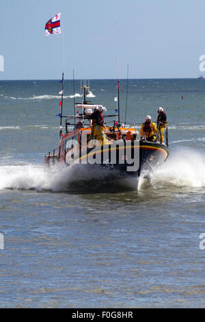 Arbroath, Angus, Schottland, Großbritannien. 15. August 2015. D759 Rib Boot der RNLI Rettungsschwimmer an Arbroath Meer Fest in Aktion am jährlichen Festival des Meeres benutzt werden entlang der Arbroath Strandpromenade und Zentrierung Um charmante Hafen der Stadt und der neuen Marina. 1997 gegründet, Meer Fest ist eine beliebte Feier der wunderbaren maritime der Arbroath Erbe, zieht über 30.000 Besucher über die zwei Tage im August jeden Jahres. Die Atlantic 75 ist ein Teil der B-Klasse der Rettungsboote, die die Küsten des Vereinigten Königreichs als Teil der RNLI Küstenfischereiflotte dienen. Stockfoto