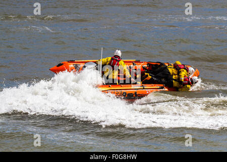 Arbroath, Angus, Schottland, Großbritannien. 15. August 2015. D759 Rib Boot der RNLI Rettungsschwimmer an Arbroath Meer Fest verwendet in Aktion Gegründet im Jahr 1997, den Atlantik 75 ist ein Teil der B-Klasse der Rettungsboote, die die Küsten des Vereinigten Königreichs als Teil der RNLI Küstenfischereiflotte dienen. Um die Mitte der 60er Jahre einen wachsenden Bedarf an schnellen, robusten und wendigen rescue Schiffe durch die Entwicklung von starren aufblasbare Boote erfüllt wurde (Rippen). Diese kleine und agile Handwerk revolutioniert die Freizeit-, kommerzielle und militärische Boot Markt, schließlich geben Die RNLI die B-Klasse Atlantic 21 Rettungsboot. Stockfoto