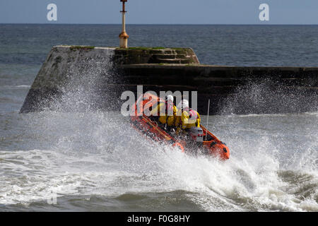 Arbroath, Angus, Schottland, Großbritannien. 15. August 2015. D759 Rib Boot der RNLI Rettungsschwimmer an Arbroath Meer Fest verwendet in Aktion Gegründet im Jahr 1997, den Atlantik 75 ist ein Teil der B-Klasse der Rettungsboote, die die Küsten des Vereinigten Königreichs als Teil der RNLI Küstenfischereiflotte dienen. Um die Mitte der 60er Jahre einen wachsenden Bedarf an schnellen, robusten und wendigen rescue Schiffe durch die Entwicklung von starren aufblasbare Boote erfüllt wurde (Rippen). Diese kleine und agile Handwerk revolutioniert die Freizeit-, kommerzielle und militärische Boot Markt, schließlich geben Die RNLI die B-Klasse Atlantic 21 Rettungsboot. Stockfoto