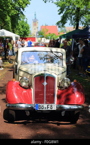 Biere, Deutschland. 15. August 2015. Ein IFA F8-Auto kommt auf den 7. IFA Und Ostmobile Treffen "(7. Sitzung der IFA und Osten [deutsche] Fahrzeuge) in Biere, Deutschland, 15. August 2015. 226 Fahrzeuge aus der ehemaligen Deutschen Demokratischen Republik (DDR) wurden während der Veranstaltung präsentiert. Foto: Jens Wolf/Dpa/Alamy Live News Stockfoto