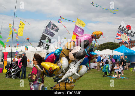 Portsmouth, UK. 15. August 2015. Hunderte erweisen sich für das internationale Drachenfest in Portsmouth mit großen weichen Drachen, Demonstrationen und Stände. Bildnachweis: MeonStock/Alamy Live-Nachrichten Stockfoto