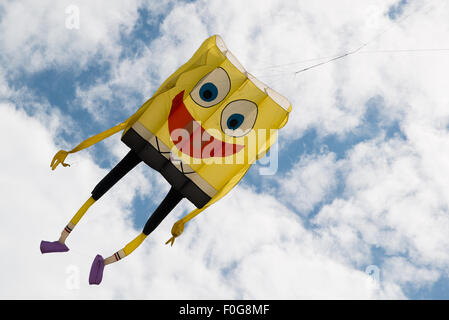 Portsmouth, UK. 15. August 2015. Ein großer Spongebob Sqaurepants weichen Kite Dateien auf dem International Kite Festival. Bildnachweis: MeonStock/Alamy Live-Nachrichten Stockfoto