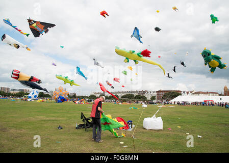 Portsmouth, UK. 15. August 2015. Southsea Common und der Himmel voller Drachen in allen Formen und Größen auf dem International Kite Festival. Bildnachweis: MeonStock/Alamy Live-Nachrichten Stockfoto