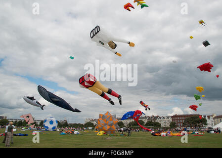 Portsmouth, UK. 15. August 2015. Southsea Common und der Himmel voller Drachen in allen Formen und Größen auf dem International Kite Festival. Bildnachweis: MeonStock/Alamy Live-Nachrichten Stockfoto