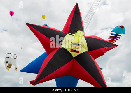 Portsmouth, UK. 15. August 2015. Eine große sternförmige Kite fliegen auf dem International Kite Festival. Bildnachweis: MeonStock/Alamy Live-Nachrichten Stockfoto