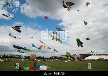 Portsmouth, UK. 15. August 2015. Southsea Common und der Himmel voller Drachen in allen Formen und Größen auf dem International Kite Festival. Bildnachweis: MeonStock/Alamy Live-Nachrichten Stockfoto