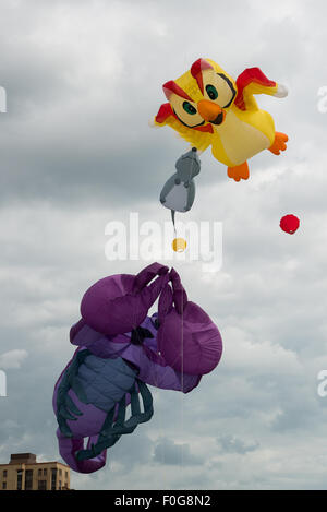 Portsmouth, UK. 15. August 2015. Eule und Maus Scorpion Drachen fliegen hoch über Southsea Common auf dem International Kite Festival. Bildnachweis: MeonStock/Alamy Live-Nachrichten Stockfoto