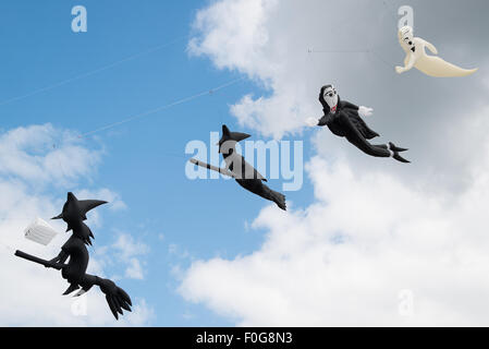 Portsmouth, UK. 15. August 2015. Hexe und Geist Drachen fliegen in eine Zeile oberhalb Southsea Common auf dem International Kite Festival. Bildnachweis: MeonStock/Alamy Live-Nachrichten Stockfoto