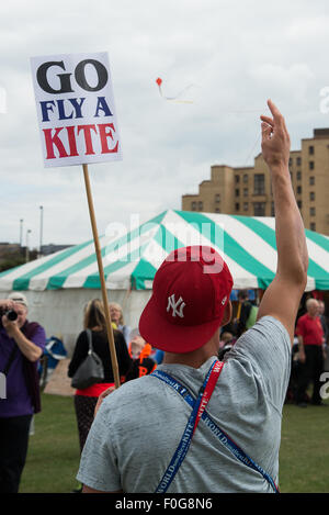 Portsmouth, UK. 15. August 2015. Ein Kite-Verkäufer zeigt die Welten kleinste Kite wie sein Foto auf dem International Kite Festival aufgenommen wird. Bildnachweis: MeonStock/Alamy Live-Nachrichten Stockfoto