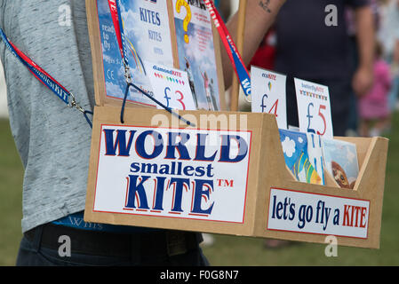 Portsmouth, UK. 15. August 2015. Ein Händler verkauft den Welten kleinste Drachen auf dem International Kite Festival. Bildnachweis: MeonStock/Alamy Live-Nachrichten Stockfoto