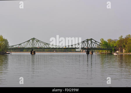 Glienicker Brücke, gesehen...gabs Vom Schloßpark Babelsbnerg / gesehen vom Park Babelsberg Castle, Potsdam, Deutschland Stockfoto