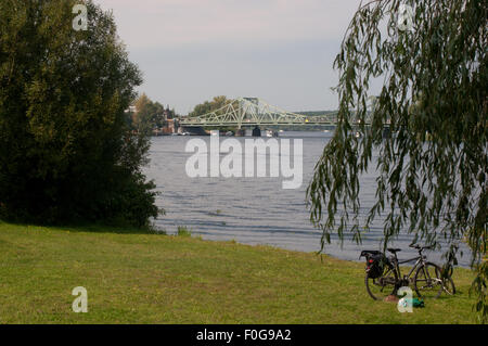 Glienicker Brücke, gesehen...gabs Vom Schloßpark Babelsbnerg / gesehen vom Park Babelsberg Castle, Potsdam, Deutschland Stockfoto