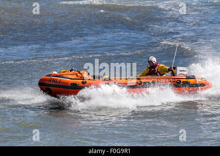 Arbroath, Angus, Schottland, Großbritannien. 15. August 2015. D759 Rib Boot der RNLI Rettungsschwimmer an Arbroath Meer Fest verwendet in Aktion Gegründet im Jahr 1997, den Atlantik 75 ist ein Teil der B-Klasse der Rettungsboote, die die Küsten des Vereinigten Königreichs als Teil der RNLI Küstenfischereiflotte dienen. Um die Mitte der 60er Jahre einen wachsenden Bedarf an schnellen, robusten und wendigen rescue Schiffe durch die Entwicklung von starren aufblasbare Boote erfüllt wurde (Rippen). Diese kleine und agile Handwerk revolutioniert die Freizeit-, kommerzielle und militärische Boot Markt, schließlich geben Die RNLI die B-Klasse Atlantic 21 Rettungsboot. Stockfoto