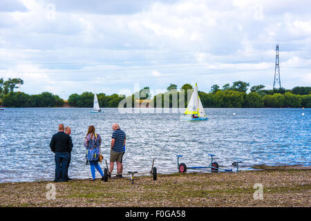 Menschen Segeln auf dem Stausee im Chasewater Country Park Lichfield, Staffordshire, UK Stockfoto