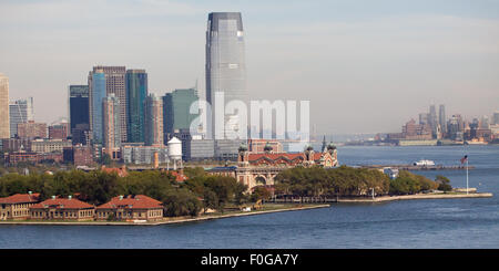 Ellis Island mit Jersey City Skyline im Hintergrund. Stockfoto