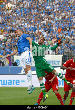 Darmstadt, Deutschland. 15. August 2015. Hannovers Torwart Ron-Robert Zieler (R) blockt vor Luca Caldirola während der deutschen Bundesliga-Fußballspiel zwischen SV Darmstadt 98 und Hannover 96 im Merck-Stadion in Darmstadt, Deutschland, 15. August 2015. Foto: ROLAND HOLSCHNEIDER/Dpa (EMBARGO Bedingungen - Achtung: aufgrund der Akkreditierungsrichtlinien die DFL nur erlaubt die Veröffentlichung und Nutzung von bis zu 15 Bilder pro Spiel im Internet und in Online-Medien während des Spiels.) / Dpa/Alamy Live News Stockfoto