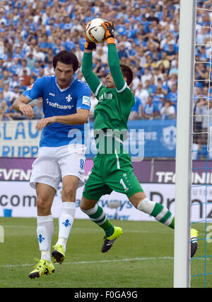 Darmstadt, Deutschland. 15. August 2015. Hannovers Torwart Ron-Robert Zieler (R) blockt vor Darmstadts Dominik Stroh-Engel in der deutschen Bundesliga-Fußballspiel zwischen SV Darmstadt 98 und Hannover 96 im Merck-Stadion in Darmstadt, Deutschland, 15. August 2015. Foto: ROLAND HOLSCHNEIDER/Dpa (EMBARGO Bedingungen - Achtung: aufgrund der Akkreditierungsrichtlinien die DFL nur erlaubt die Veröffentlichung und Nutzung von bis zu 15 Bilder pro Spiel im Internet und in Online-Medien während des Spiels.) / Dpa/Alamy Live News Stockfoto