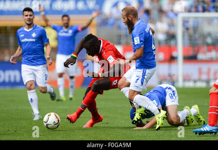 Darmstadt, Deutschland. 15. August 2015. Darmstädter Marco Sailer (R) und Hannovers Salif Sane wetteifern um den Ball in der deutschen Bundesliga-Fußballspiel zwischen SV Darmstadt 98 und Hannover 96 im Merck-Stadion in Darmstadt, Deutschland, 15. August 2015. Foto: ROLAND HOLSCHNEIDER/Dpa (EMBARGO Bedingungen - Achtung: aufgrund der Akkreditierungsrichtlinien die DFL nur erlaubt die Veröffentlichung und Nutzung von bis zu 15 Bilder pro Spiel im Internet und in Online-Medien während des Spiels.) / Dpa/Alamy Live News Stockfoto