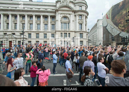 Westminster, London, UK. 15. August 2015. Große Menschenmengen Uhr die Veteranen Whitehall während der VJ70-Feierlichkeiten in London Credit März: Amer Ghazzal/Alamy Live-Nachrichten Stockfoto