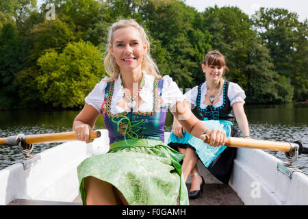 zwei Frauen mit Dirndl in einem Ruderboot Stockfoto