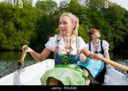 zwei Frauen mit Dirndl in einem Ruderboot Stockfoto