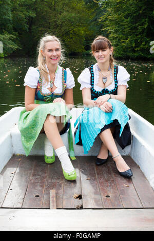 zwei Frauen mit Dirndl in einem Ruderboot Stockfoto